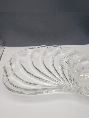 Vintage 1049'sHazel Atlas Colonial Swirl Shell Clear Glass Snack Plates